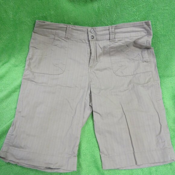 Gloria Vanderbilt Tan Shorts - size 16P - Picture 1 of 3